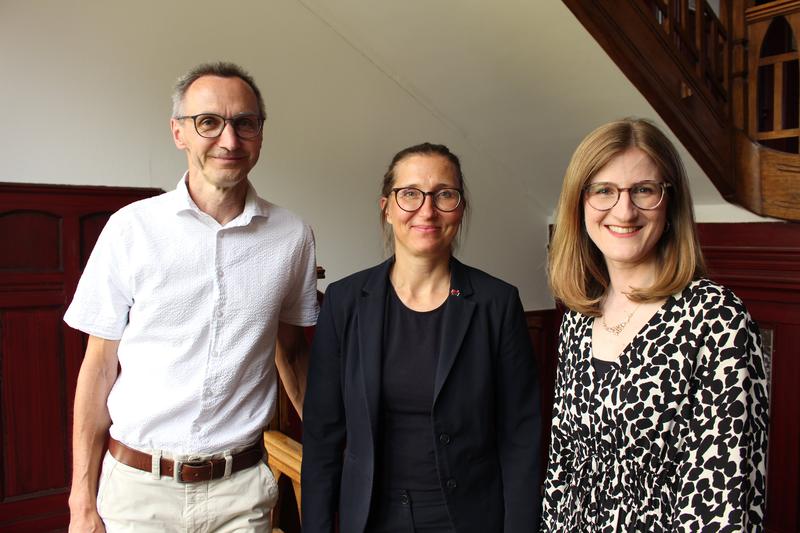 Prof. Dr. Clemens Wangler (von links), Prof. Dr. Paula Wellmann und Prof. Dr. Sabrina Kummer leiten den Studiengang RSW-Steuern und Prüfungswesen an der DHBW Villingen-Schwenningen.