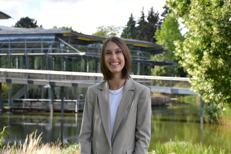 Lisa Grabinger am Campus der OTH Regensburg. 