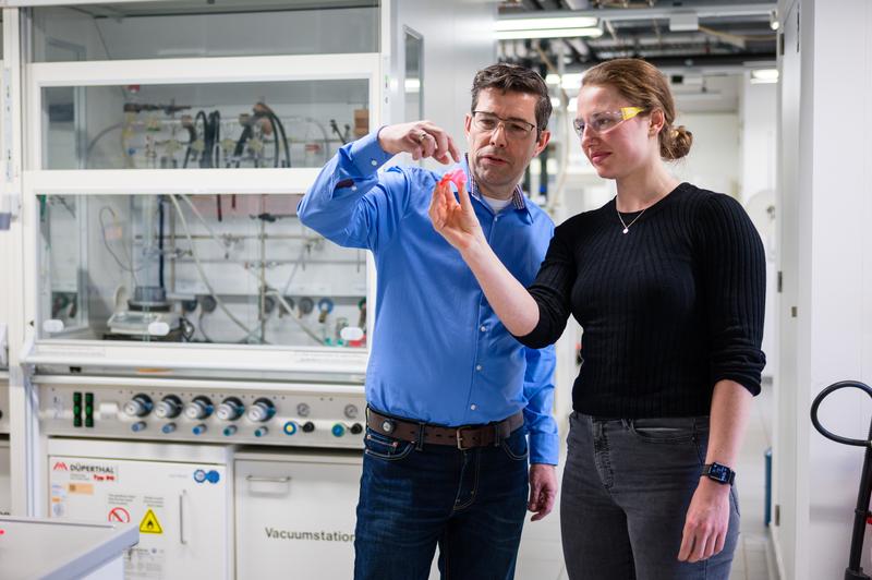 Viele Veranstaltungen des neuen Masterstudiengangs finden in den Forschungslaboren statt, wo innovative Materialien und nachhaltige Technologien entstehen – wie im Chemielabor bei Professor Guido Kickelbick (hier mit einer Doktorandin).