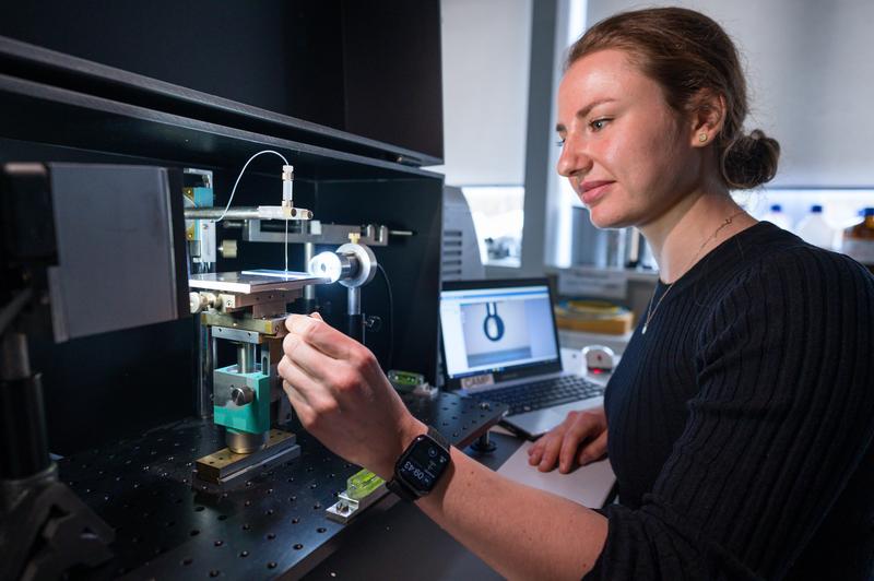 Viele Veranstaltungen des neuen Masterstudiengangs Sustainable Materials and Engineering finden direkt in den Forschungslaboren statt, wo innovative Materialien und nachhaltige Technologien entstehen.