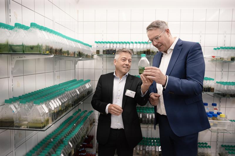 Michael Lakatos erklärt dem Ministerpräsidenten die Vielfalt der weltweit einzigartigen Algensammlung.
