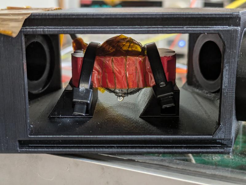 Glaszelle mit gasförmigem Rubidium, das mit dem Magnetfeld interagiert.