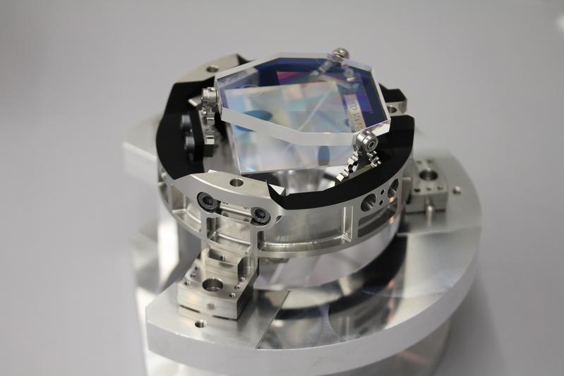 Fully assembled module consisting of the grating (on top) and a prism underneath (not visible here). A special mount (silver frame with V-shaped joints) connects the grating and the prism.