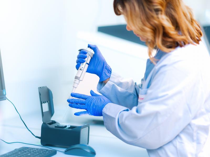 Die DKMS fördert medizinisch-wissenschaftlichen Fortschritt, um die Weiterentwicklung lebensrettender Therapien bei Blutkrebs zu unterstützen.