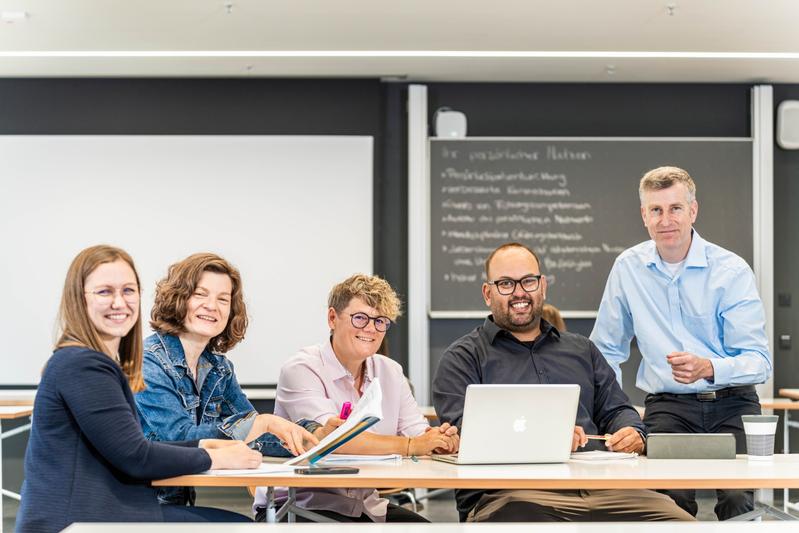 Das Zentrum für Weiterbildung und Wissensmanagement (ZWW) der OTH Regensburg unterstützt Fachkräfte dabei, Studium und Beruf erfolgreich zu verbinden.