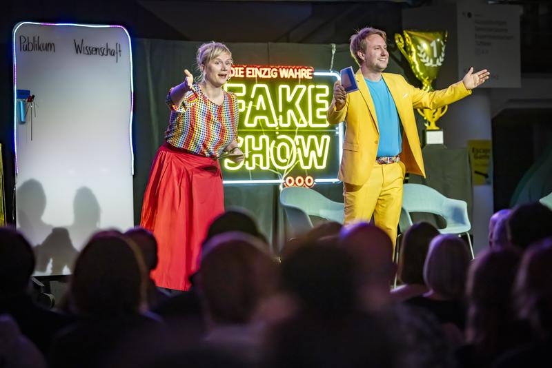 Neben Workshops, Familien-Samstagen und Ausstellungen finden auch Bühnen-Formate statt wie "Die einzig wahre Fake-Show" am 4. Oktober.