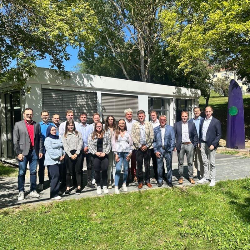Vertreter der Hochschule Nordhausen und der Piller Blowers & Compressors GmbH bei der Unterzeichnung des Kooperationsvertrags – ein weiterer Schritt für praxisorientierte Lehre, Forschung und Fachkräftesicherung. 