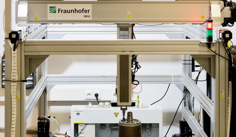 So kann Demontage automatisiert und effizient gelingen: am Fraunhofer IWU entwickelter Demontage-Demonstrator