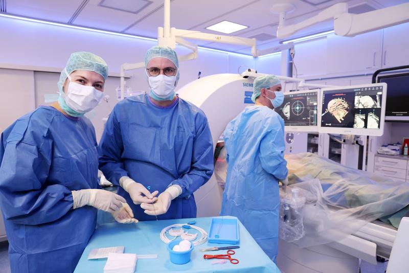 Die Elektrochemotherapie ist eine schonende Behandlungsmethode bei Lebertumoren. V.li.: Dr. Laura Kupke, Dr. Vinzenz Mayr, und PD Dr. Ingo Einspieler.