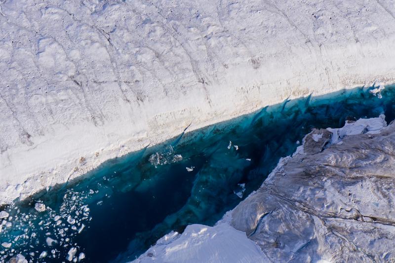Ab 2019 haben sich in einem See auf dem 79°N Gletscher ausgedehnte, dreieckige Bruchfelder mit Rissen im Eis gebildet, durch die auch nach der Hauptentwässerung des Sees Wasser abfließt.