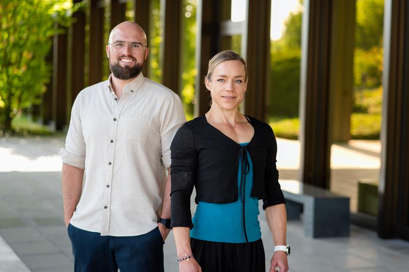 Die Paderborner Wissenschaftler*innen Dr. Sandra Gausemeier (re.) und Dr. Tim Lehmann (li.) erforschen neue Technologien für sicheres autonomes Fahren.
