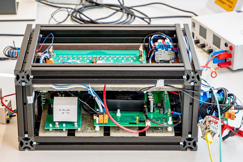 Der Prototyp des von Dr. Sebastian Raab entwickelten aktiven Filters im Labor des TTZ-EMO 