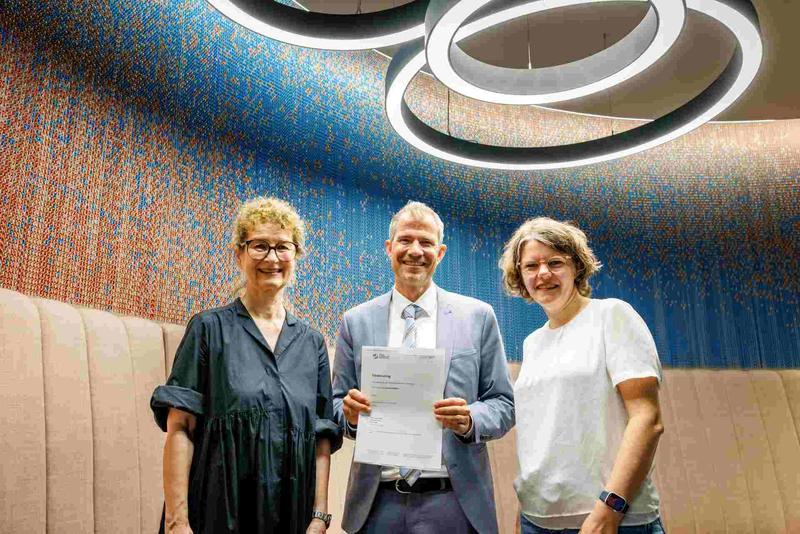 Freuen sich über den Förderbescheid: (v.li.) Prorektorin Prof. Claudia de Witt, Rektor Prof. Stefan Stürmer und ZLI-Geschäftsführerin Annabell Bils.