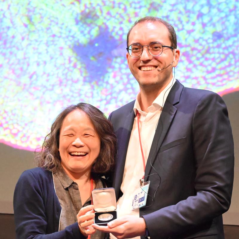Can Aztekin erhält den ISRB Rising Star Award von ISRB-Präsidentin Elly Tanaka.