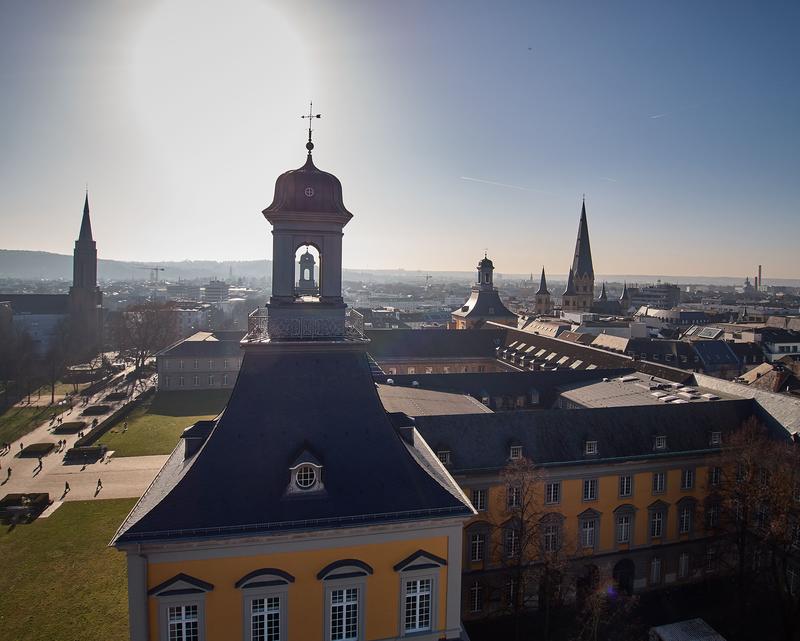 Die Universität Bonn ist der Austragungsort des 55. Deutschen Historikertags. Die größte geisteswissenschaftliche Tagung Deutschlands findet erstmals in der Universitätsstadt am Rhein statt. Zentraler Tagungsort ist das barocke Schloss in der Innenstadt.
