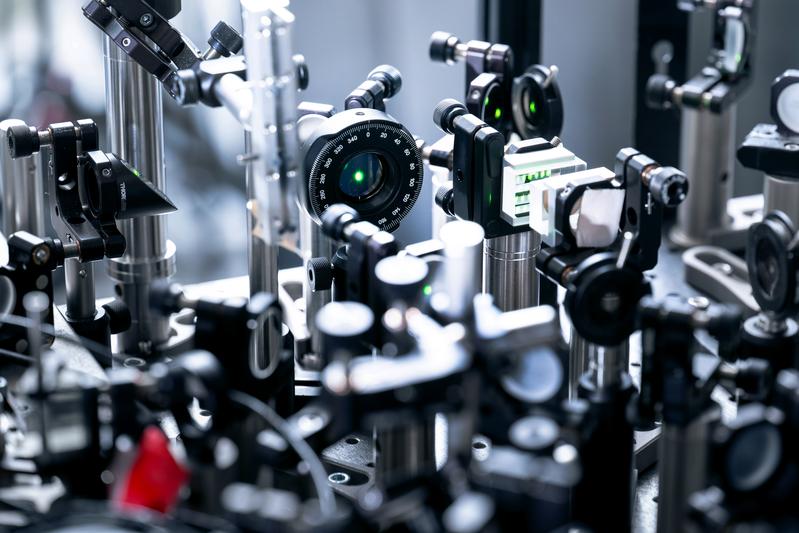 Ultrakurze Laserpulse triggern innerhalb der ersten 50 Femtosekunden hochfrequente Schwingungen zwischen den Atomen des Farbstoffmoleküls.