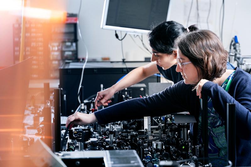 Die Physikerinnen Antonietta De Sio und Somayeh Souri bereiten ihr Experiment zur Ladungsverschiebung in Farbstoffmolekülen vor. 