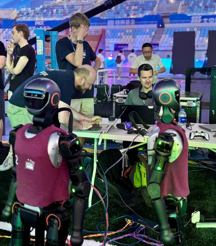 Das Team der HTWK Robots bei den Spielen in China. Die neuen Booster-Roboter der HTWK Leipzig holten sich im Sommer den WM-Titel in Brasilien und den Vizetitel in Peking.