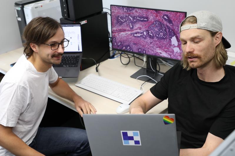 Marco Gustav, Erstautor der Veröffentlichung und Wissenschaftlicher Mitarbeiter am EKFZ für Digitale Gesundheit, und Dr. Nic G. Reitsam, Co-Autor und Pathologe an der Medizinischen Fakultät der Universität Augsburg, besprechen die Daten der Studie.