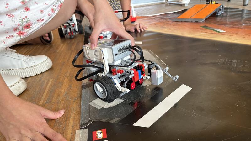 Spannende Einblicke in die Welt der Informatik: Mit Lego-Robotern entwickelten die Teilnehmerinnen des RobertaLab-Feriencamps Programme, um simulierte Aufgaben auf dem Mars zu lösen. 