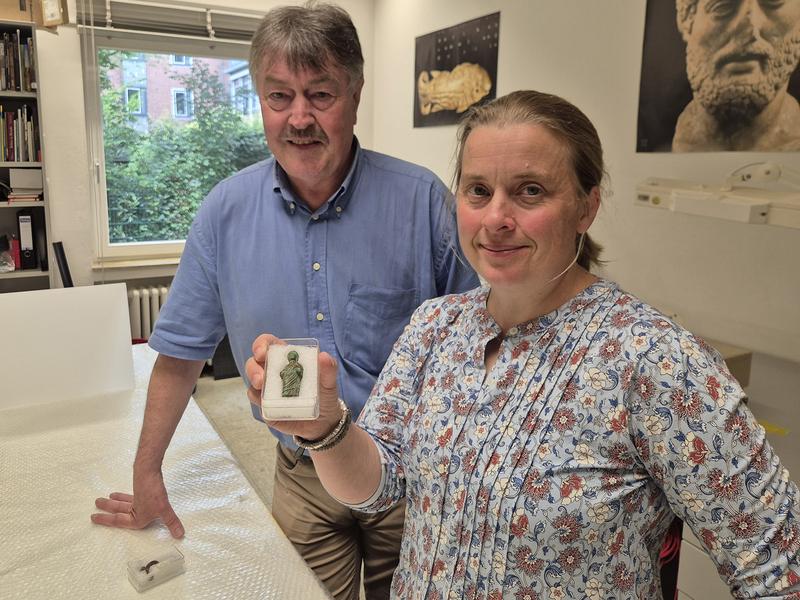 Die Archäologen Dr. Frank Both und Dr. Anette Siegmüller haben die wirkliche Herkunft der Funde im Landesmuseum Natur und Mensch Oldenburg ausfindig gemacht. 