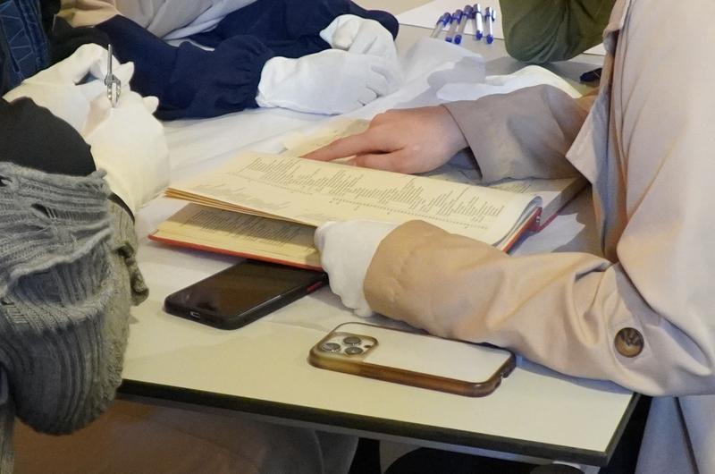 Im Medizinhistorischen Museum Hamburg konnten Schülerinnen und Schüler Methoden der Provenienzforschung kennenlernen.