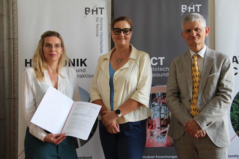 BHT-Präsidentin Dr. Julia Neuhaus, Senatorin Dr. Ina Czyborra und BHT-Vizepräsident Prof. Dr. Joachim Villwock mit Urkunde