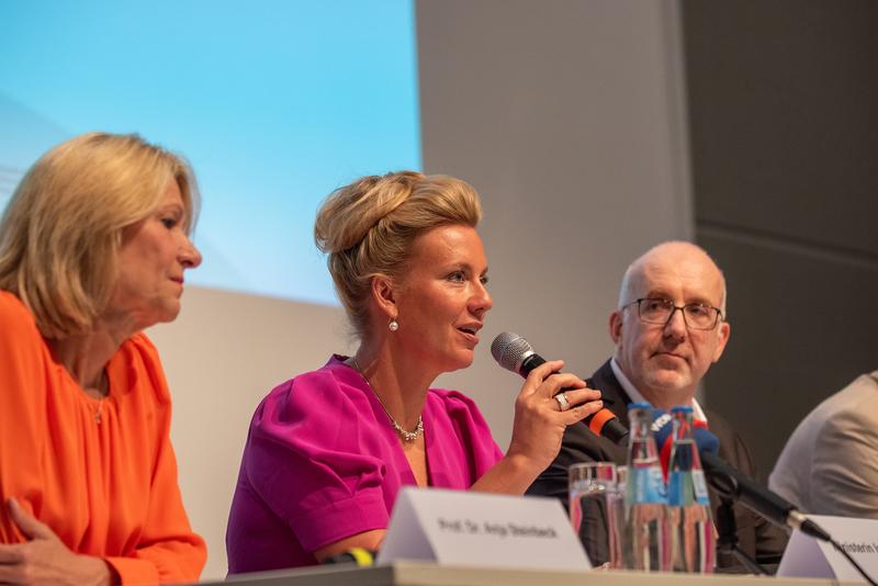 Ministerin Ina Brandes (Bildmitte) stellte gemeinsam mit Rektorin Prof. Dr. Anja Steinbeck und dem Politikwissenschaftler Prof. Dr. Stefan Marschall den lokal-o-mat vor
