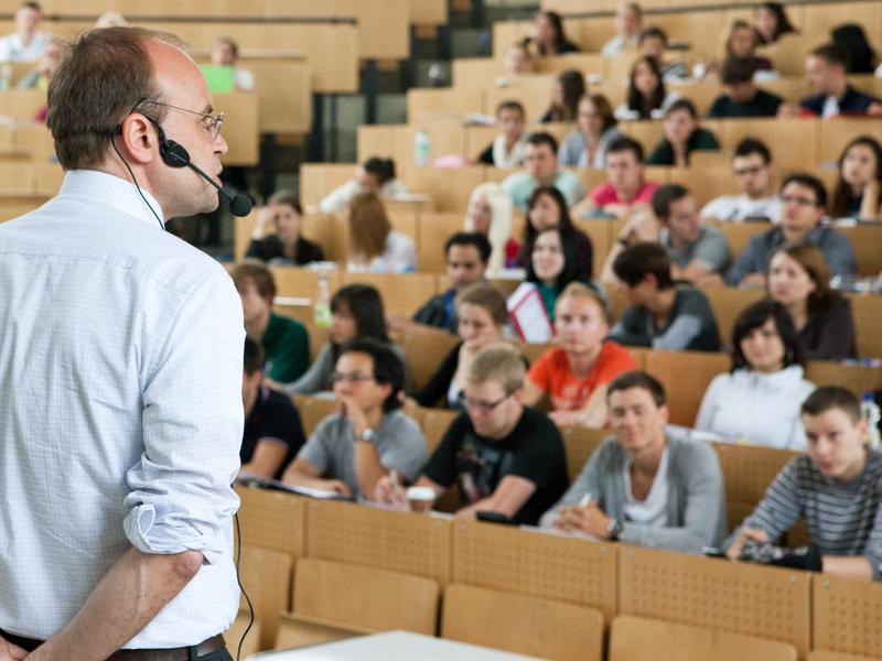 Die Universität Bremen hat im Bewerbungsverfahren zum Wintersemester über 12.000 Bewerbungen für ein erstes Studium (Bachelor) erhalten, davon knapp 1000 Bewerbungen von internationalen Studieninteressierten.