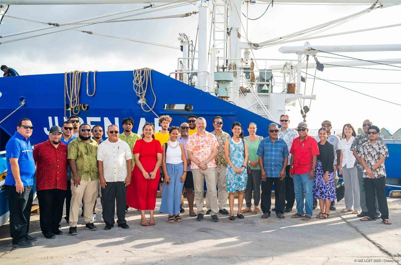 IMO Generalsekretär Arsenio Dominguez und Vertreter der Maritimen Politik und Wirtschaft der Marshall Islands besichtigen den innovativen Frachtsegler „Juren AE“ in Majuro.