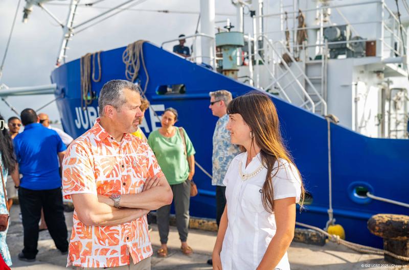 IMO Generalsekretär Arsenio Dominguez im Interview mit Marie Goss, Mitarbeiterin der GIZ im Projekt „Transitioning to Low Carbon Sea Transport“. 
