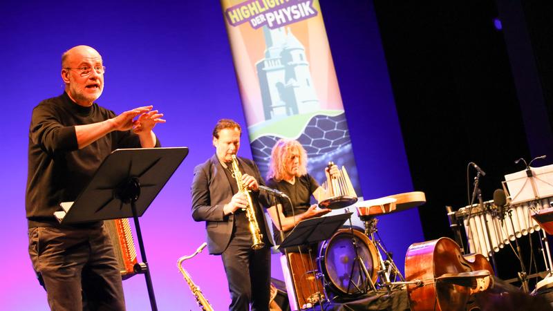 Die Eröffnungsshow der "Highlights der Physik" 2025 findet wieder mit Harald Lesch (l.) statt (hier im Jahr 2023). 