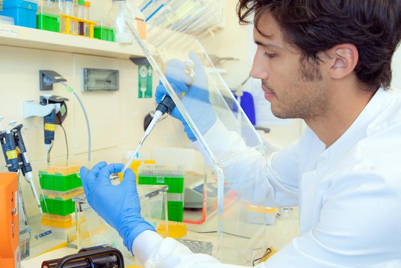 Will mit einer Genschere Virus-Erbgut zerschneiden und so die Vermehrung von Krankheitserregern stoppen: Dr. Dr. Simon Krooss.