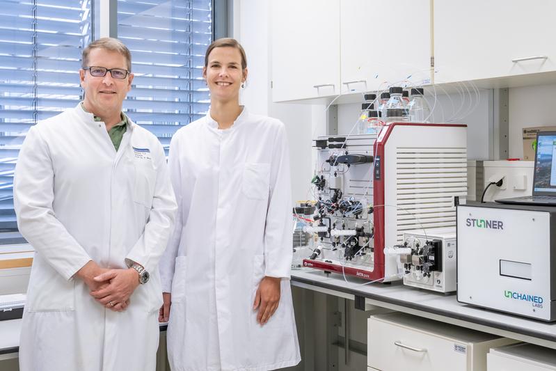 Prof. Patrick Most und Dr. Julia Ritterhoff (v.l.) vor dem neuen Equipment der experimentellen Produktionseinheit für Gentherapien des Herzens, deren Aufbau und Betrieb von der Dietmar Hopp Stiftung mit 1,2 Millionen Euro gefördert wird.
