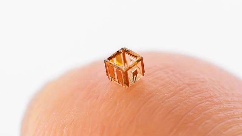 3D-modularer Mikroroboter – genannt Smartlet – auf einer Fingerspitze. 