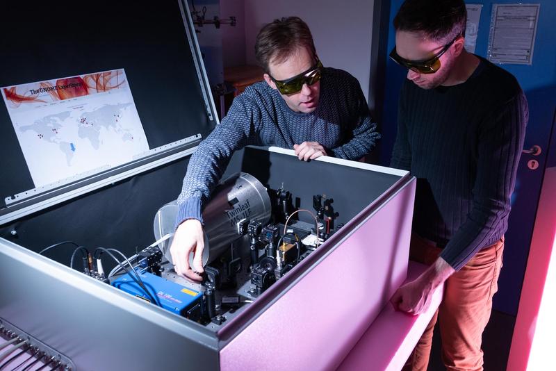 GNOME-Messstation am Leibniz-IPHT in Jena: Dr. Theo Scholtes (links) und Göran Hellmann justieren Quantenmagnetometer zur Suche nach Spuren Dunkler Materie. Im Dauerbetrieb sendet er Messdaten an den GNOME-Server.