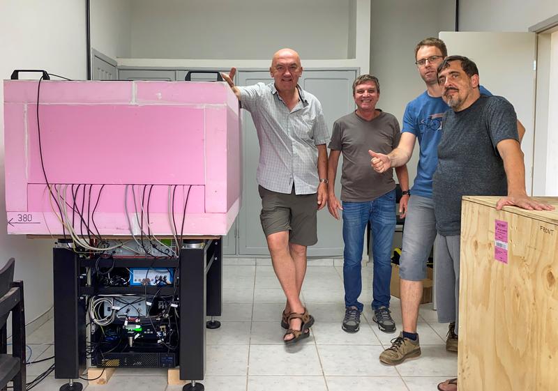 Installation der neuen Station in Vassouras: Frank Bauer und Dr. Theo Scholtes (1. und 3. v.l.) vom Jenaer Leibniz-IPHT richteten die Messstation mit Partnern vom brasilianischen Observatório Nacional ein, Carlos Roberto Germano und Dr. André Wiermann.