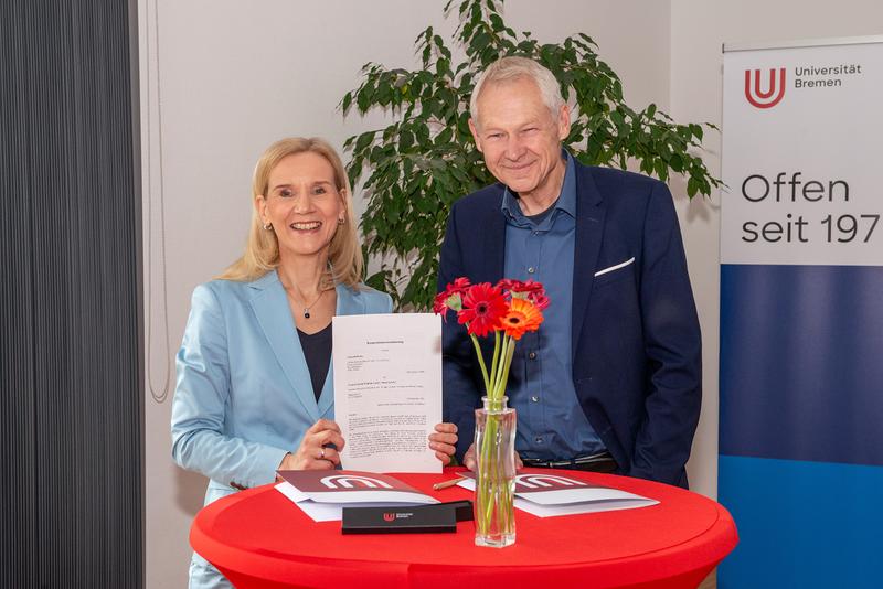 Unterzeichnet haben den Vertrag Prof. Dr. Jutta Günther, Rektorin der Universität Bremen, und Prof. Dr.-Ing. Manfred Fischedick, Präsident und wissenschaftlicher Geschäftsführer des Wuppertal Instituts. 