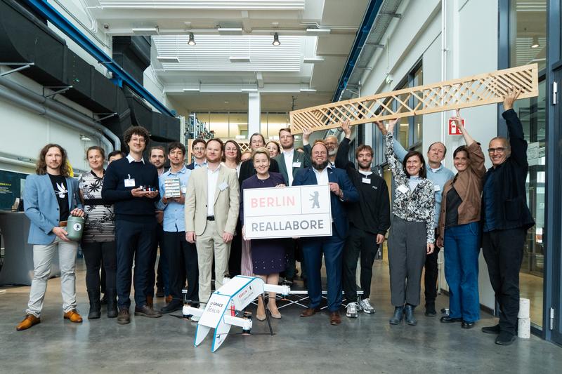 Gruppenfoto mit Senatorin Franziska Giffey, Vizepräsident Christian Schröder und den ausgezeichneten Reallaboren
