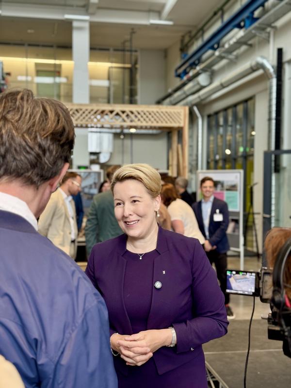 Senatorin Franziska Giffey im Gespräch