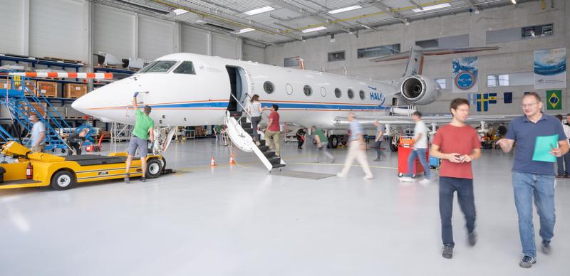 Das deutsche Forschungsflugzeug HALO wird an seiner Heimatbasis beim Deutschen Zentrum für Luft- und Raumfahrt (DLR) in Oberpfaffenhofen für den Einsatz in Neuseeland vorbereitet. 