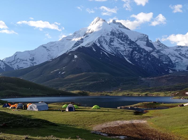 Hauptquartier der Forscher:innen. Basislager nördlich des Maidakul-Sees, in der Nähe des Kyzylsu-Gletschers, während der ersten Exkursion im Juni 2021. Nordwestliches Pamir-Gebirge, Tadschikistan. 
