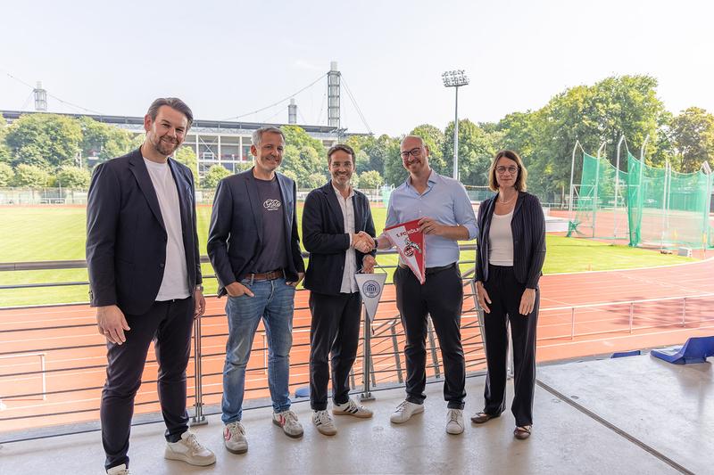 Vertreter*innen von FC (links) und Spoho (rechts) besiegeln Kooperation