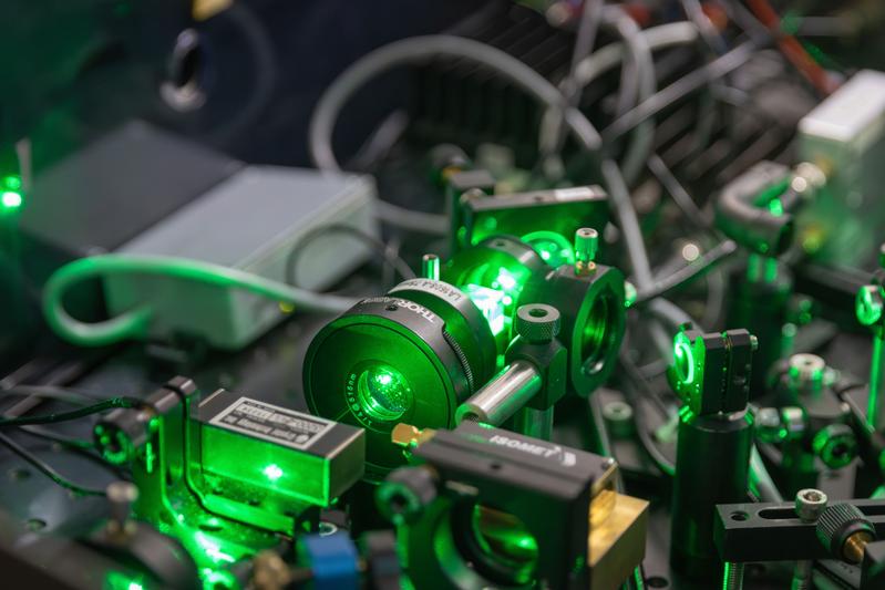 Detailaufnahme des Experimentaufbaus. Mittels Laserlicht werden die Molekülionen des Wasserstoffs gekühlt, so dass sie anschließend laserspektroskopisch vermessen werden können. 