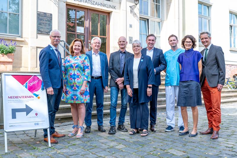 Neben Medienvertretern verschafften sich auch Gäste aus der Politik sowie von der Kassenzahnärztlichen Vereinigung und der Zahnärztekammer des Landes einen persönlichen Eindruck der neuen Möglichkeiten. 