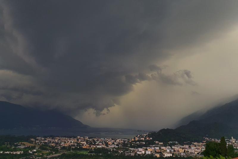 Superzellen-Gewitter Ein Superzellen-Gewitter über dem Lago Maggiore, fotografiert von Locarno Monti.