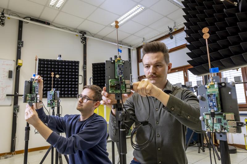 Lukas D'Angelo (links) und Benjamin Deutschmann bei der Montage von IoT-Devices im Ultrabreitband-Labor am Institut für Kommunikationsnetze und Satellitenkommunikation der TU Graz.