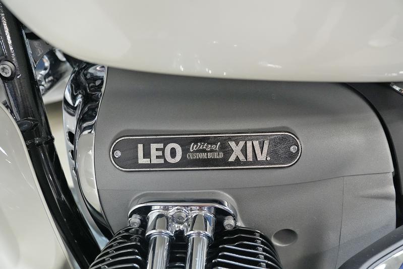 Die Plakette aus dem 3D-Metalldrucker des Technologie-Transferzentrums Main-Spessart der THWS schmückt die Motorabdeckung des Papst-Bikes 