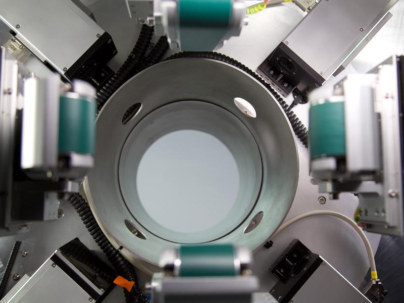 Das Terahertz-Messsystem des Fraunhofer ITWM prüft die Wandstärke von Glatt- und Wellrohren direkt und berührungslos. Die Technik lässt sich an verschiedene Rohrdurchmesser anpassen.