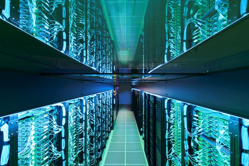 Die Forschenden des KIT nutzen HoreKa, den Hochleistungsrechner Karlsruhe, um Quantencomputer zu simulieren und ihre Programme zu testen. (Foto: Amadeus Bramsiepe, KIT)